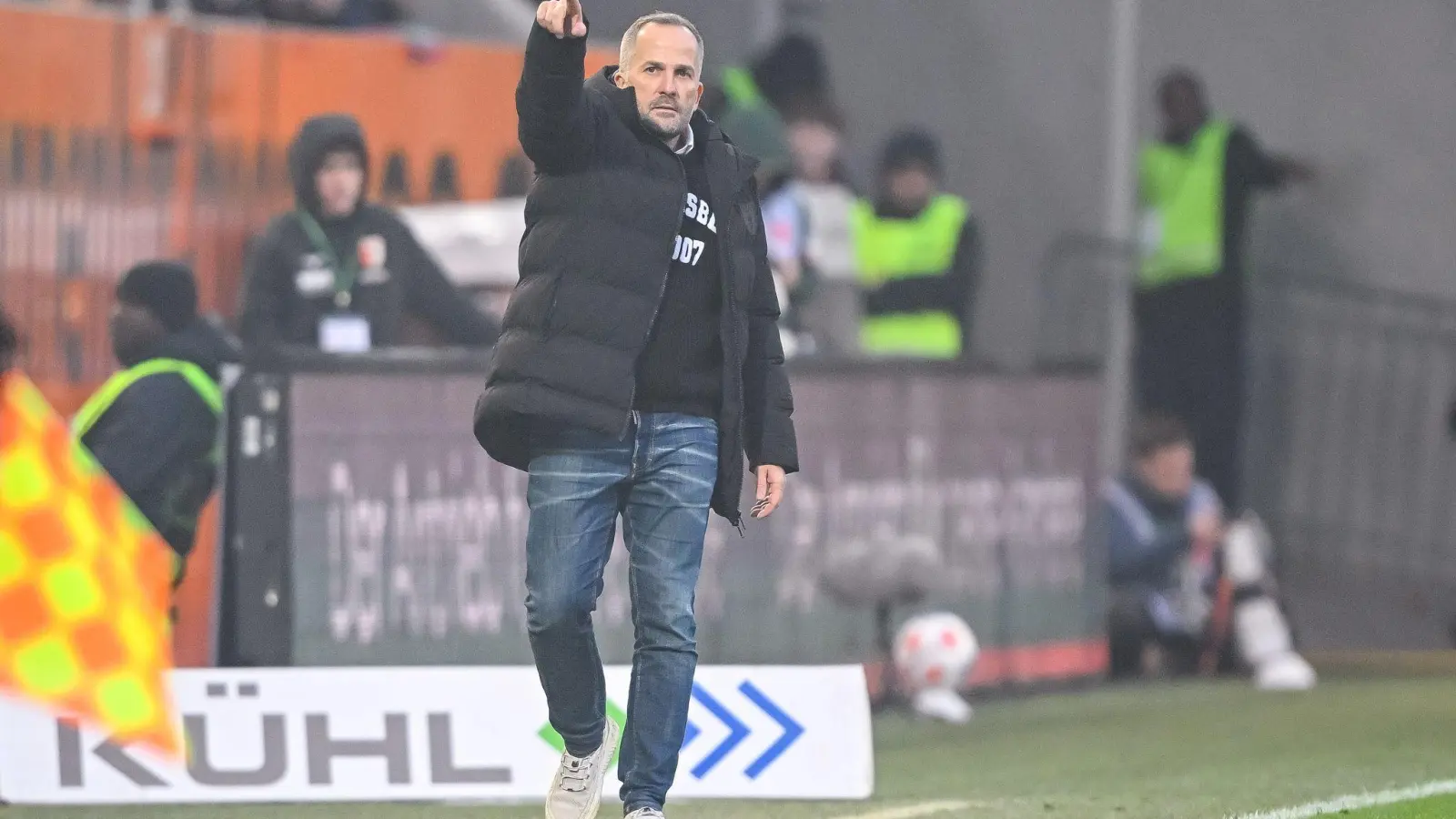 Manuel Baum in Aktion am Spielfeldrand. (Foto: Harry Langer/dpa)