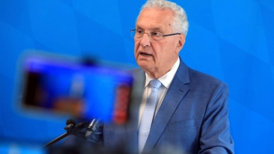 Der bayerische Innenminister, Joachim Herrmann (CSU), sieht keinen Anlass auf den Besuch von Weihnachtsmärkten zu verzichten. (Archivbild) (Foto: Karl-Josef Hildenbrand/dpa)