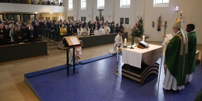 Lebendige Gemeinde: Der Eichstätter Bischof Gregor Maria Hanke stellte die Burgoberbacher Nikolaus-Kirche nach jahrelanger Sanierung wieder in den Dienst. (Foto: Alexander Biernoth)