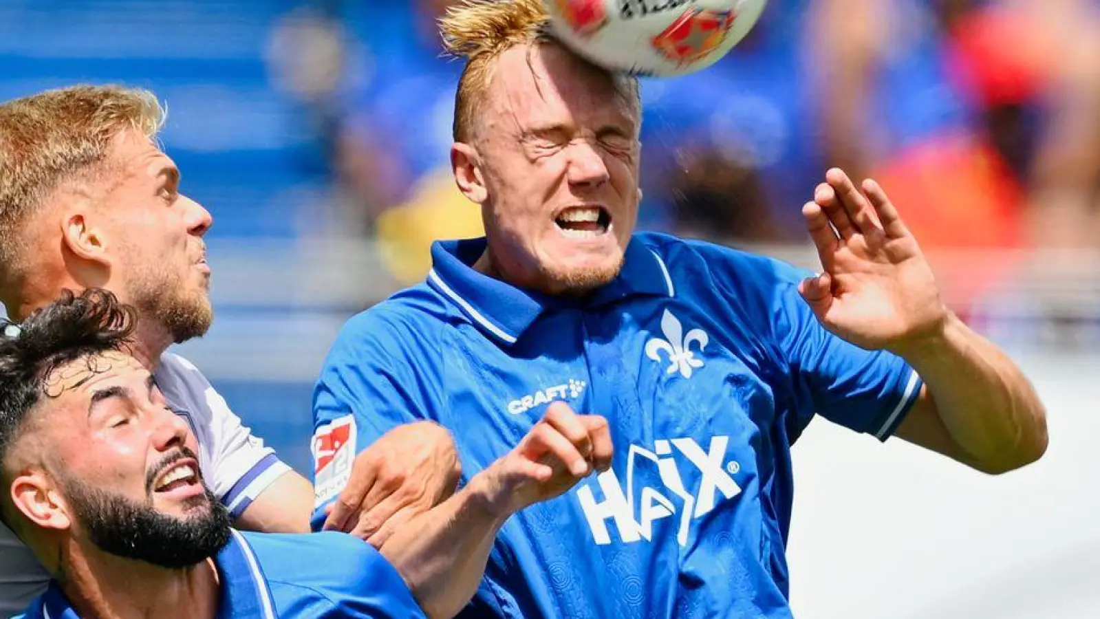 Wechselgerüchten zum Trotz erzielt Darmstadts Isac Lidberg (r) gegen Bochum drei Treffer. (Foto: Uwe Anspach/dpa)