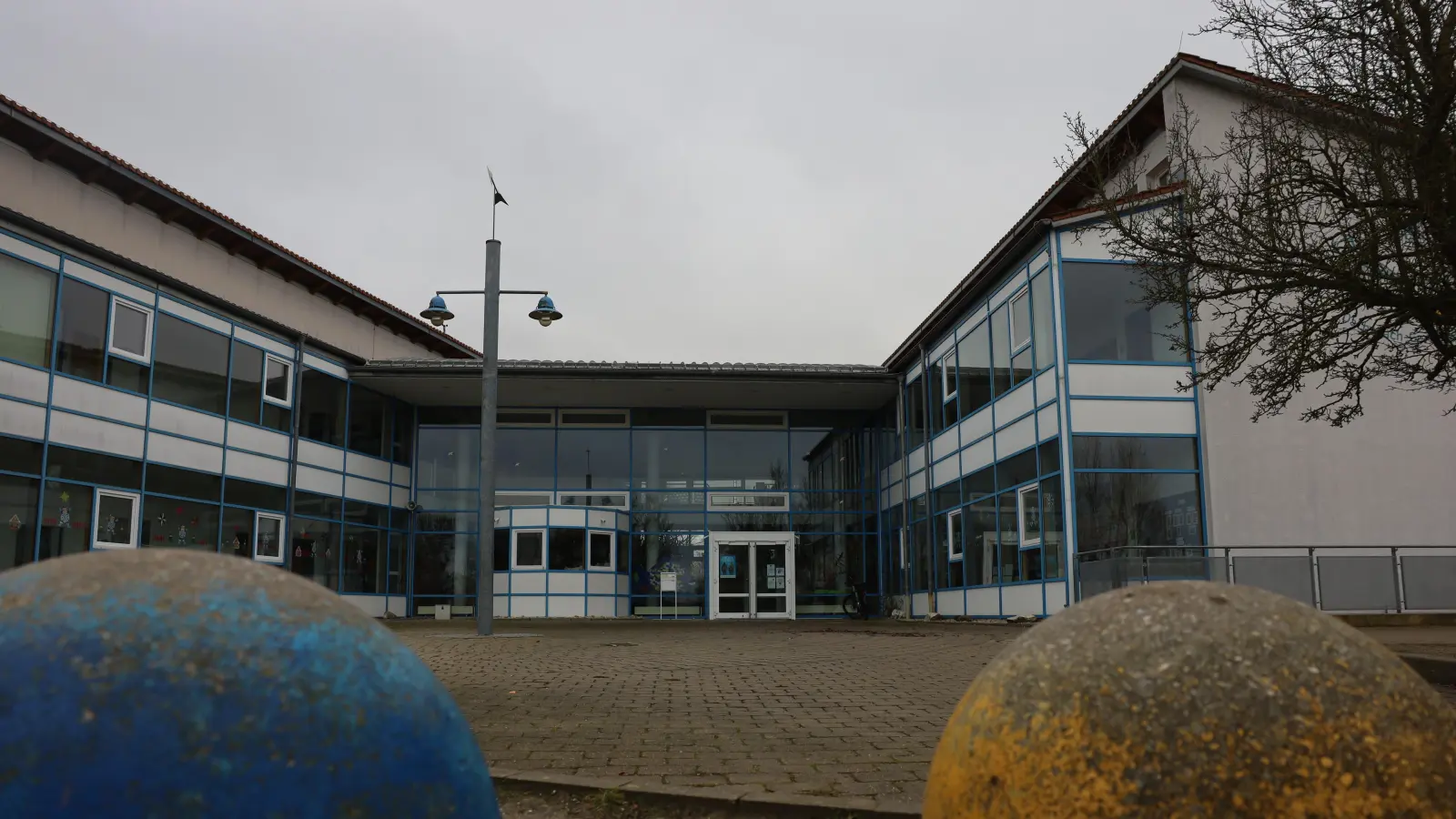 Das Schulzentrum zwischen Dachsbach und Gerhardshofen: Hier wäre genügend Platz für die Kinder aus den Ortsteilen – doch sie müssen weiterhin nach Uehlfeld. (Foto: Karl-Heinz Panzer)