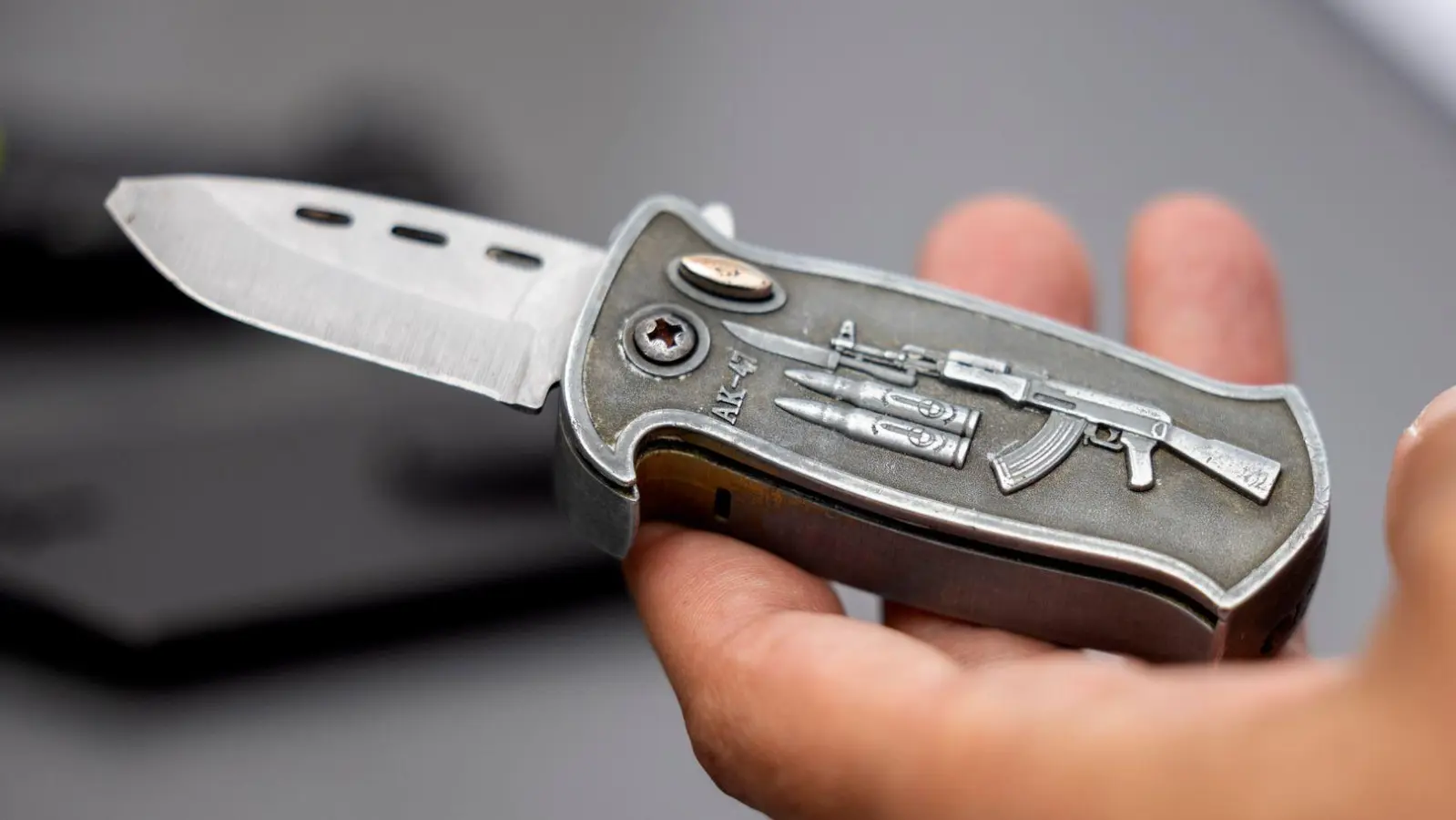 Auch ein verbotenes Messer (bei der Abbildung handelt es sich um ein Symbolfoto) wurde bei dem Mann entdeckt. (Symbolbild: Thomas Banneyer/dpa)