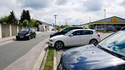 Die beiden Verbrauchermärkte in der Riegelgasse sorgen für ein hohes Aufkommen an Parkverkehr und für viele Fußgänger. Der Gemeinderat hat beschlossen, hier eine Tempo-20-Zone einzurichten. (Foto: Jim Albright)