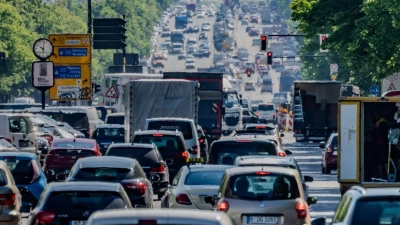 Autos, Lastwagen und Lieferfahrzeuge fahren auf dem Kaiserdamm in der Hauptstadt stadteinwärts. „Wenn wir schnell und entschlossen handeln, kann der Verkehrssektor bis 2045 klimaneutral werden“, sagte die stellvertretende Direktorin der Agora Verkehrswende, Wiebke Zimmer. (Foto: Michael Kappeler/dpa)