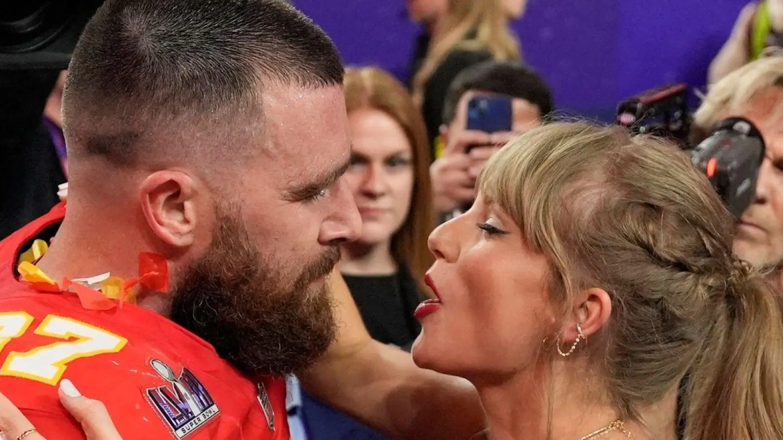 Zeigten sich gemeinsam auf der Bühne: Taylor Swift und Travis Kelce (Archivbild). (Foto: John Locher/AP/dpa)