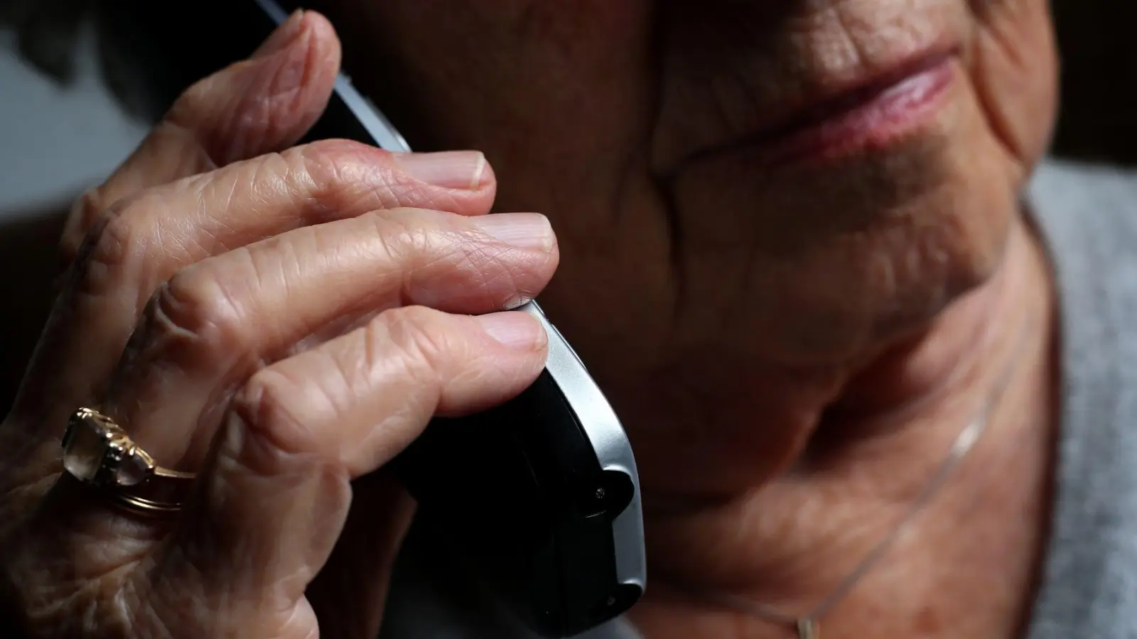 Von Trickbetrügern um sauer Erspartes gebracht worden? In der Steuererklärung haben solche Verluste in der Regel nichts verloren. (Foto: Karl-Josef Hildenbrand/dpa/dpa-tmn)