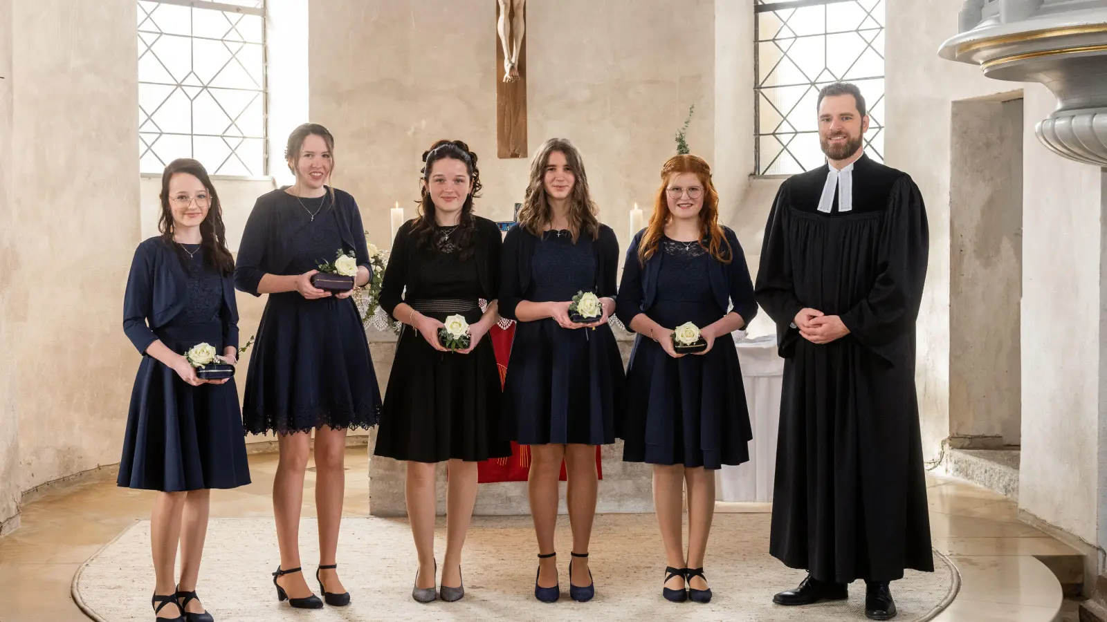 Pfarrer Simeon Prechtel mit den Konfirmanten in der Wittelshofener St.-Martins-Kirche. (Foto: Renate Kisslinger)