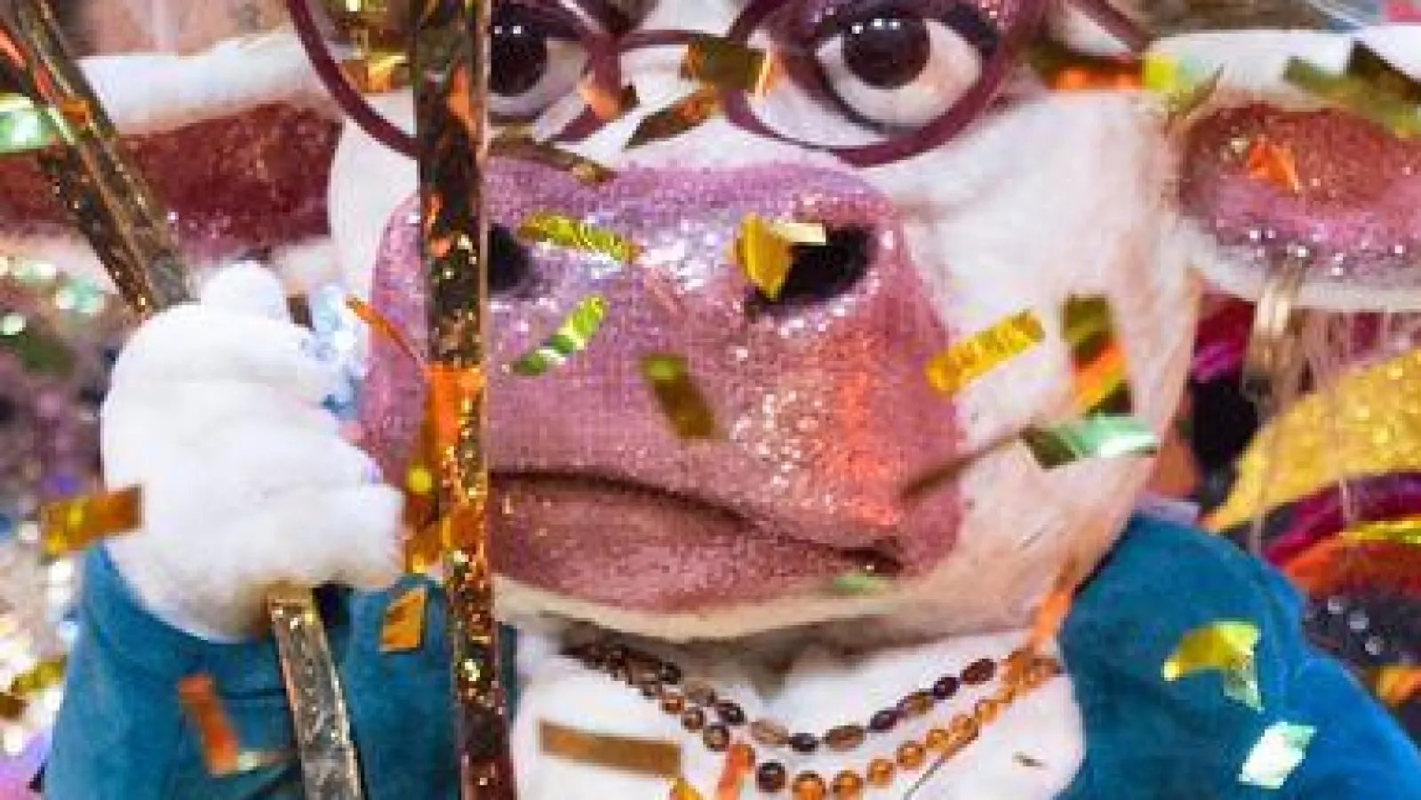 Sie hat gewonnen: Die maskierte Sängerin „Muuhnika“ (Mitte).  (Foto: Rolf Vennenbernd/dpa)