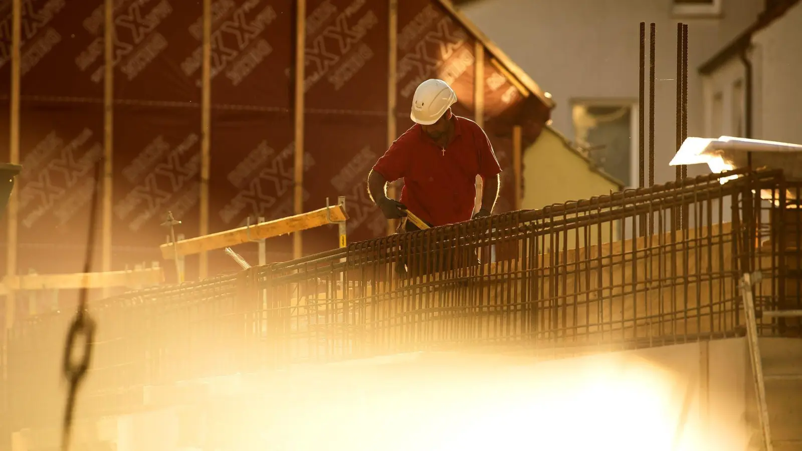 Auch auf der sommerlich trockenen Baustelle wichtig: Brandschutz und die richtige Versicherung. (Foto: Sina Schuldt/dpa/dpa-tmn)