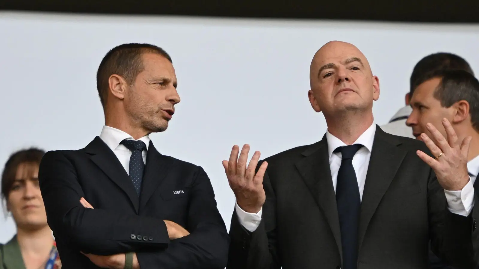 Zwischen UEFA- und FIFA-Führung tobt ein Machtkampf. (Archivbild)  (Foto: Robert Michael/dpa)