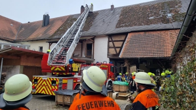 Im Innenhof des Kosteranwesens postierten die Einsatzkräfte die Drehleiter. Es galt, den Brand eines Kamins zu löschen. (Foto: Rainer Weiskirchen)