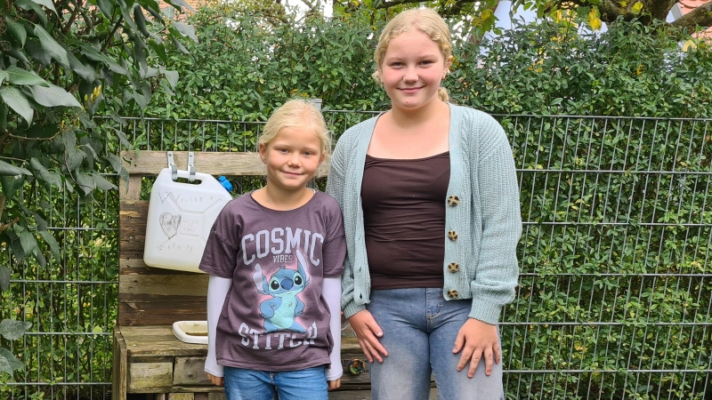 Mila (links) und Luisa Städtler haben ihre Haare für Echthaarperücken gespendet. Diese gehen unter anderem an krebskranke Kinder. (Foto: Margit Schwandt)