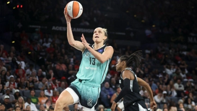 Hat die Chance auf den Titel in der WNBA - und mit ihrer Leistung großen Anteil daran: Leonie Fiebich von den New York Liberty. (Foto: Ian Maule/AP/dpa)