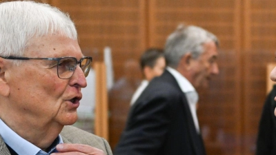 Die Staatsanwaltschaft wirft den drei ehemaligen DFB-Funktionären Theo Zwanziger (l), Horst R. Schmidt und Wolfgang Niersbach (M) Steuerhinterziehung vor. (Foto: Arne Dedert/dpa/POOL/dpa)