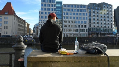Glück als Nebenprodukt: Wohlbefinden entsteht oft durch kleine Momente wie Spaziergänge, Gespräche oder neue Erfahrungen, ohne Zwang oder Erwartungen. (Foto: Elisa Schu/dpa/dpa-tmn)
