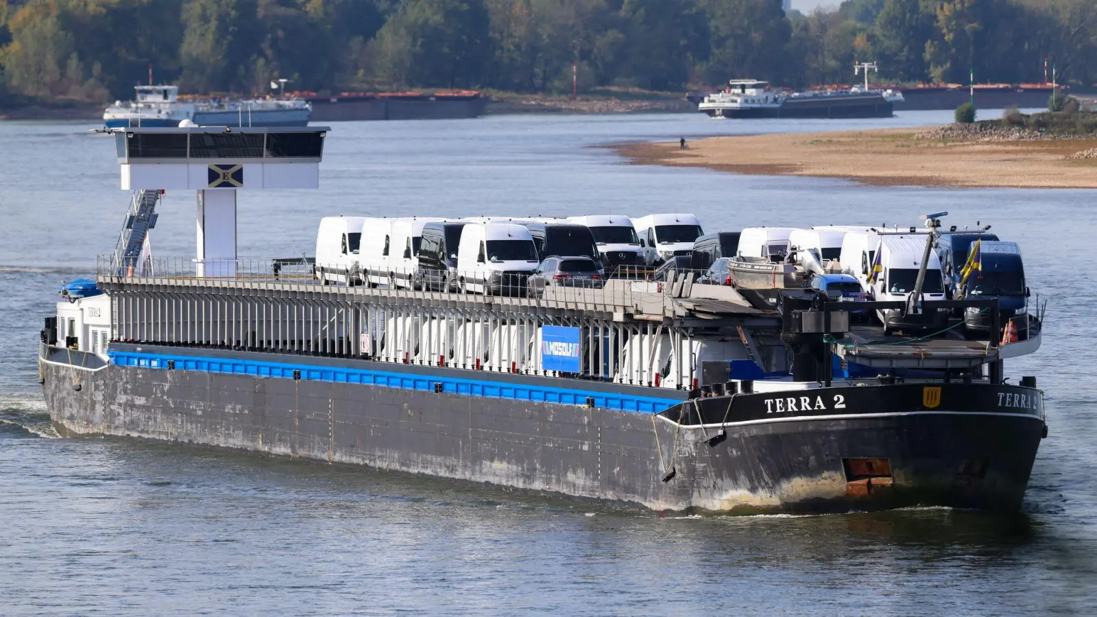 Das Frachtschiff kommt auf dem Rhein gut voran, hier ein Foto vom Duisburger Rheinufer aus. (Foto: Christoph Reichwein/dpa)