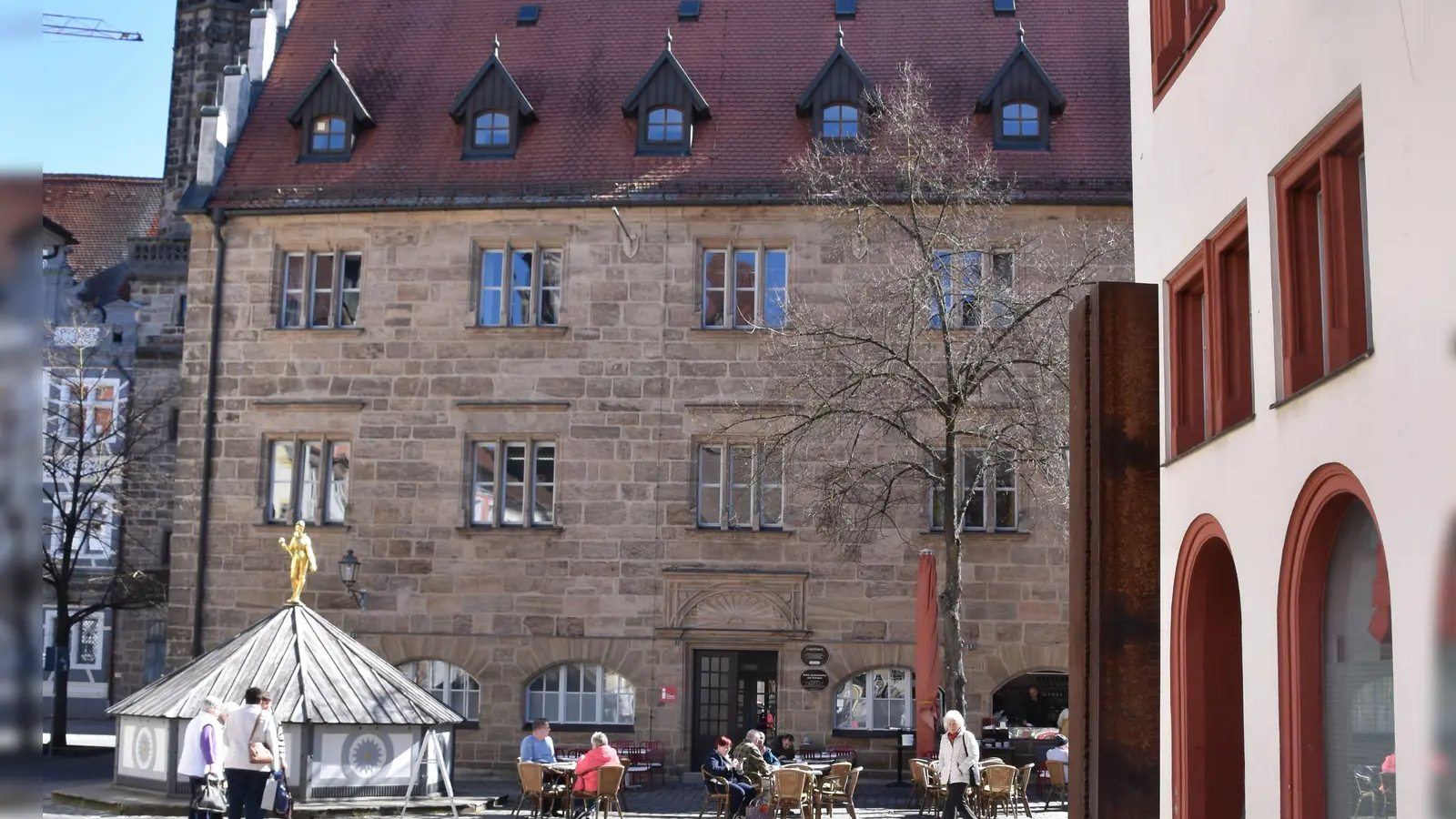 Auf dem Martin-Luther-Platz erinnert eine Stele an die mutigen Ansbacher, die im Dritten Reich den Nazis Widerstand leisteten. Dies ist der Ort, an dem der 19-jährige Robert Limpert ermordet wurde. (Foto: Kurt Güner)