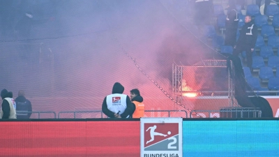 Das Niedersachsen-Derby musste unterbrochen werden. (Foto: Swen Pförtner/dpa)