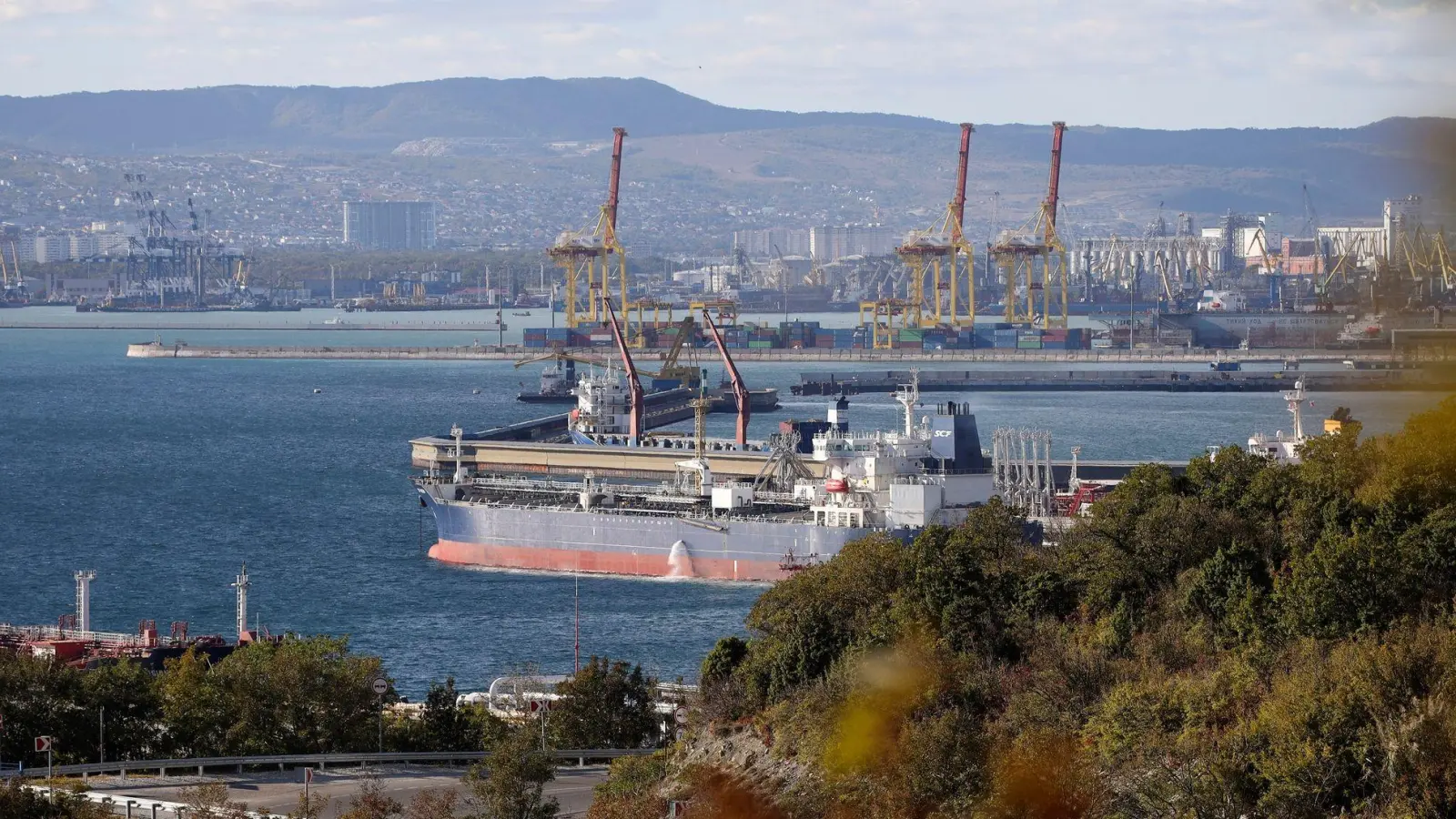 Der russische Schwarzmeerhafen Noworossijsk ist immer wieder Ziel ukrainischer Drohnenangriffe. (Archivbild) (Foto: ---/AP/dpa)