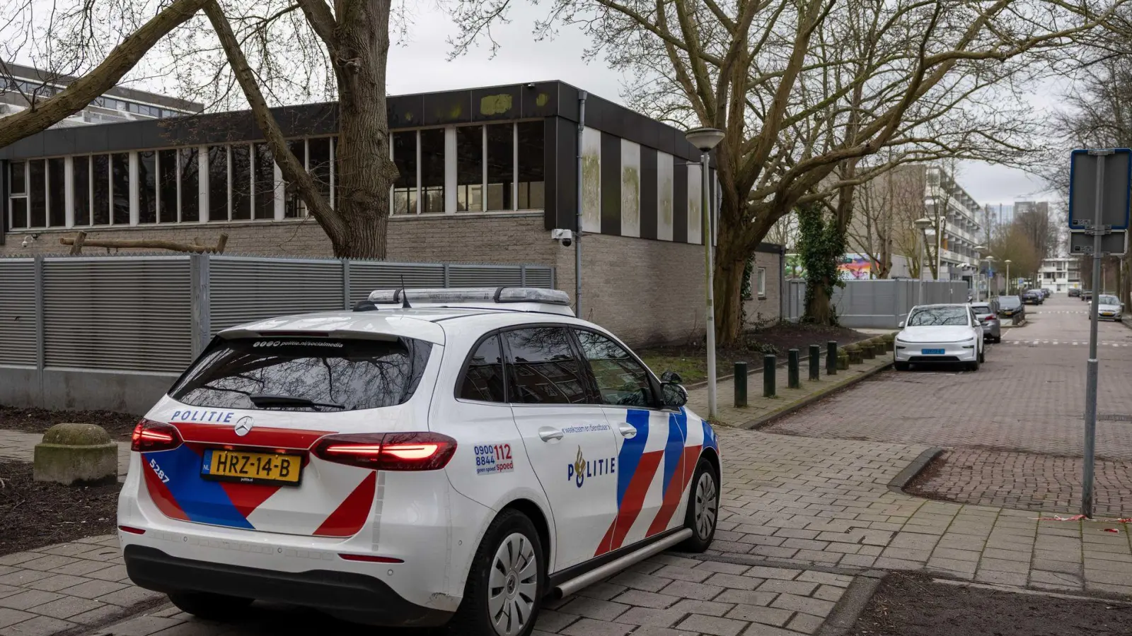 Die Niederlande reagieren empört auf den Anschlag auf eine jüdische Schule in Amsterdam. (Foto: Michel Van Bergen/ANP/dpa)