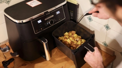 Gewürzmischungen, Schalen, vorgeschnittene Papiere: Für Airfryer gibt es mittlerweile viele Zusatzprodukte. (Foto: Christian Charisius/dpa/dpa-tmn)