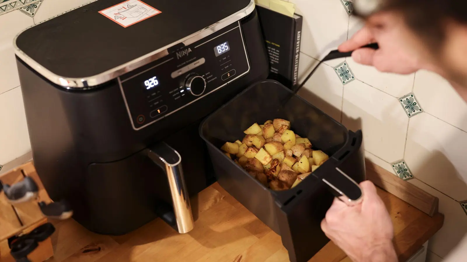Gewürzmischungen, Schalen, vorgeschnittene Papiere: Für Airfryer gibt es mittlerweile viele Zusatzprodukte. (Foto: Christian Charisius/dpa/dpa-tmn)