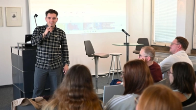 Politik-Influencer Hannes Kreschel aus Sachsen-Anhalt sprach in der Feuerbach-Akademie in Ansbach mit Gymnasiastinnen und Gymnasiasten unter anderem über den Rechtsstaat.  (Foto: Luca Paul)