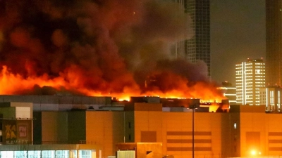 Nach dem Anschlag auf eine Konzerthalle in Moskau sind elf Verdächtige festgenommen worden. Der IS reklamiert die Attacke für sich. (Foto: Sergei Vedyashkin/Moscow News Agency/AP/dpa)