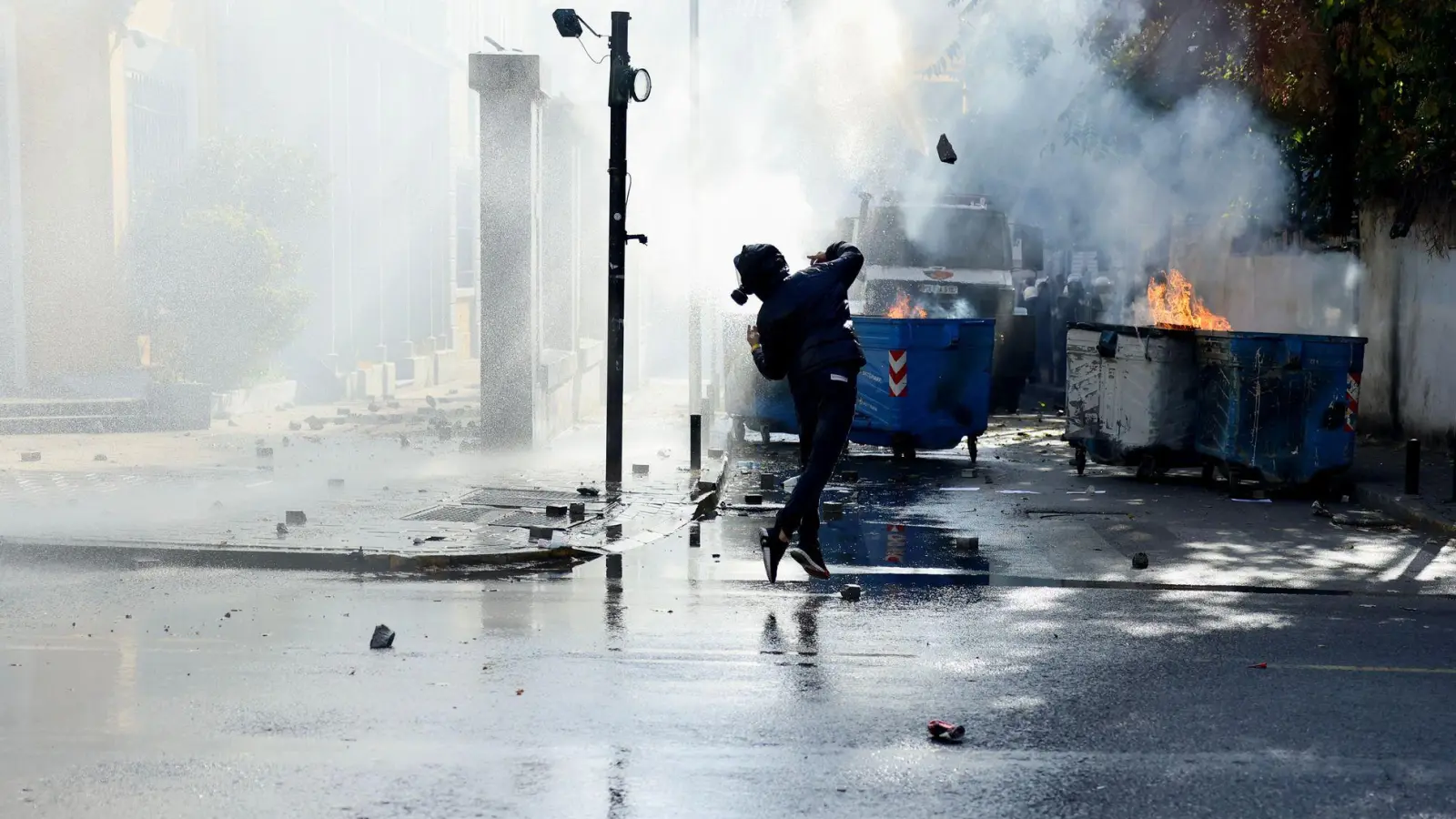 Bei den Protesten in Tirana gab es chaotische Szenen.  (Foto: Hameraldi Agolli/AP/dpa)