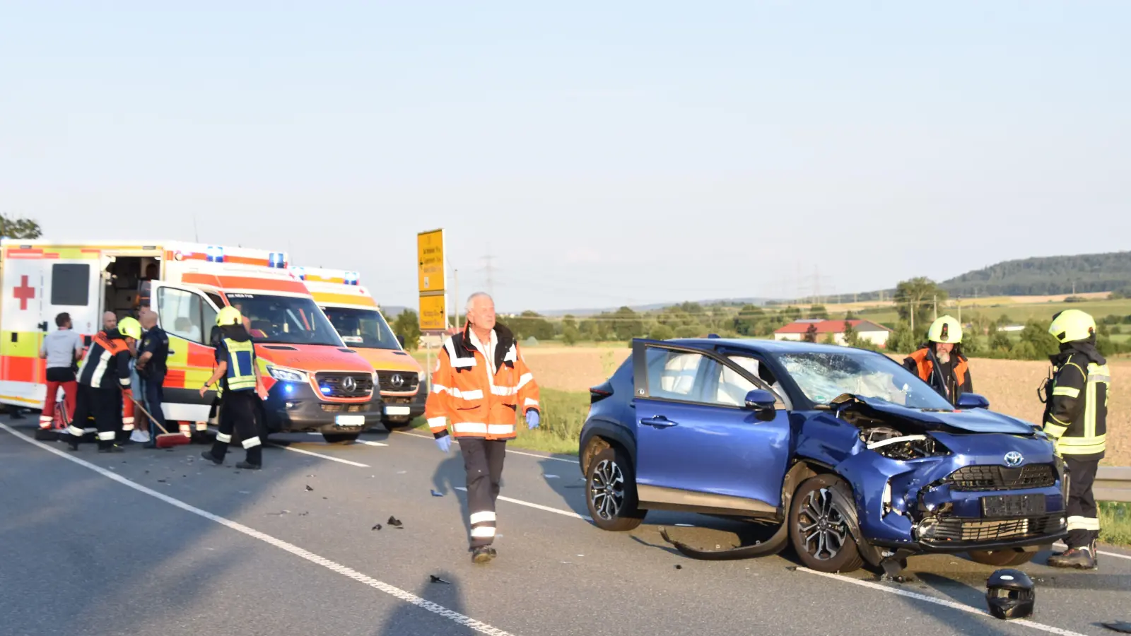 Nach der Erstversorgung auf der Straße wurde der Jugendliche in einen Rettungswagen gebracht und dort weiterversorgt. (Foto: Andreas Reum)