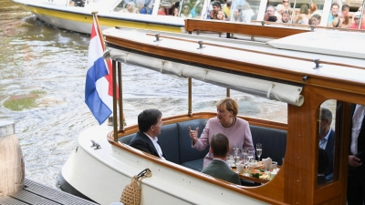 Fahrt durch die Amsterdamer Grachten: Ex-Bundeskanzlerin Angela Merkel besuchte am Mittwoch den niederländischen Premier Mark Rutte. (Foto: Piroschka Van De Wouw/Pool Reuters/AP/dpa)