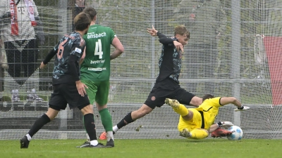 Für die Bayern „ein klarer Elfmeter”: Der Ansbacher Torwart Heiko Schiefer im Zweikampf mit dem Münchner Samuel Unsöld. (Foto: Martin Rügner) (Foto: Alexander Keck )