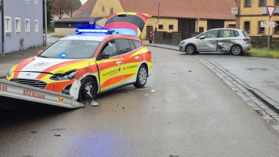 In einer Kurve im Ansbacher Ortsteil Katterbach kam der Fahrer des Rotkreuz-Wagens auf die Gegenfahrbahn.  (Foto: NEWS5 / Markus Zahn)