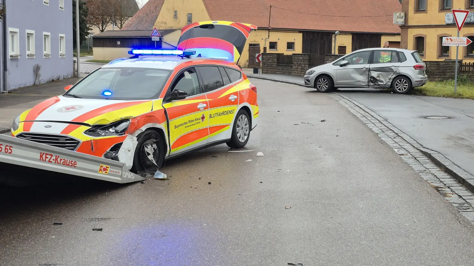 In einer Rechtskurve im Ansbacher Ortsteil Katterbach kam der Fahrer des Rotkreuz-Wagens auf die Gegenfahrbahn.  (Foto: NEWS5 / Markus Zahn)