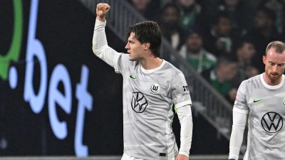 Brachte den VfL Wolfsburg in Front: Mattias Svanberg (l) (Foto: Carmen Jaspersen/dpa)