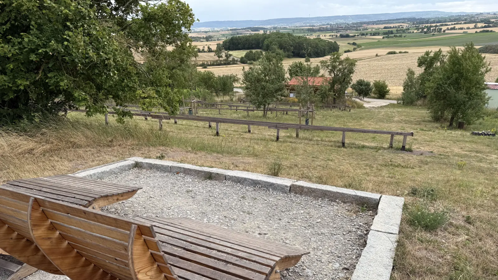 Eine Holzkugelbahn mit Ausblick ist bei Ergersheim errichtet worden. (Foto: Sylvia Fehlinger)