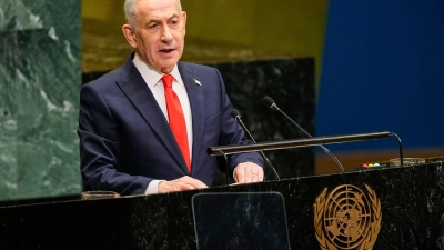 Rede vor lichten Reihen: Israels Ministerpräsident Netanjahu. (Foto: Yuki Iwamura/AP/dpa)