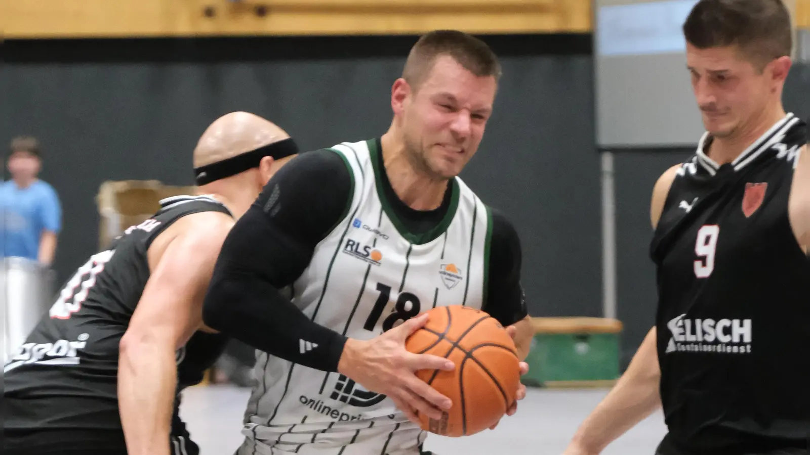 Manuel Rockmann (mit Ball) war mit elf Punkten der erfolgreichste Neustädter gegen Eggolsheim. (Foto: Heike Eilers)