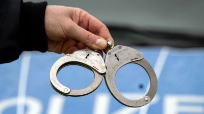 Die Polizei hat einen Mann festgenommen, weil er eine Frau mit seiner selbstgebauten Armbrust bedroht hat. (Symbolbild) (Foto: Soeren Stache/dpa)
