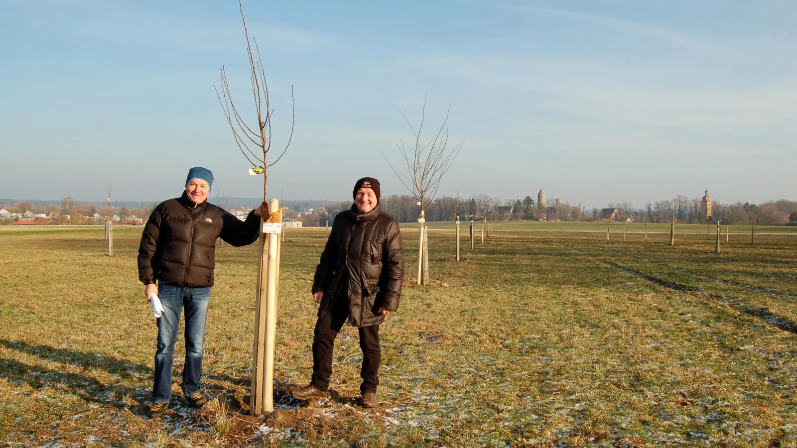 Insgesamt 41 der fast 50 Bäume auf der Streuobstwiese nordwestlich der Dinkelsbühler Altstadt mussten ersetzt werden. BN-Ortsvorsitzender Klaus Eberhardt und Kreisvorsitzender Paul Beitzer (von links) erläuterten die Nachpflanzung, die kürzlich vorgenommen wurde. (Foto: Markus Weinzierl)