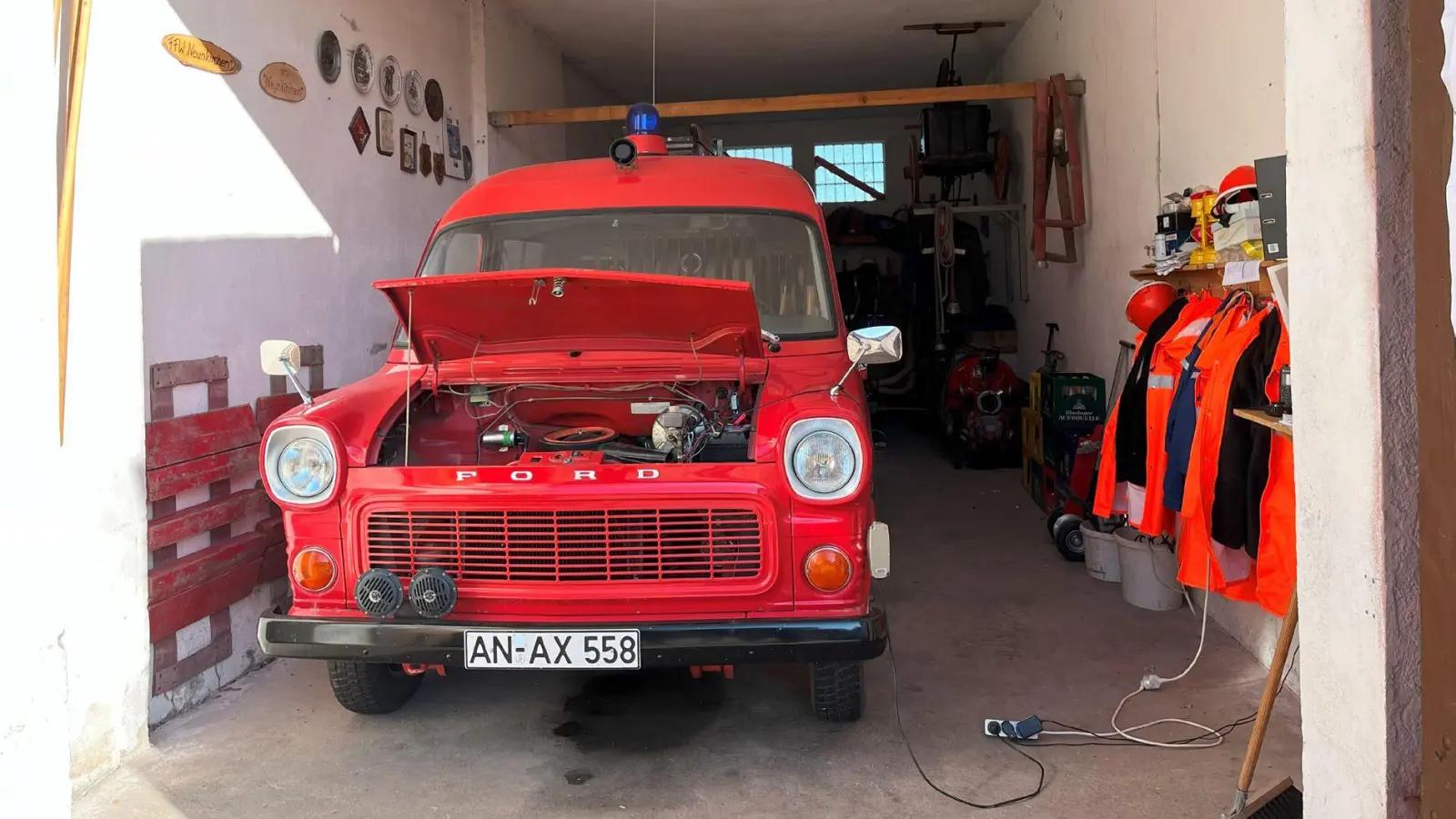 Kaum mehr als eine Garage: Das Feuerwehrhaus in Neunkirchen entspricht nicht modernen Anforderungen. (Foto: Stadt Leutershausen)