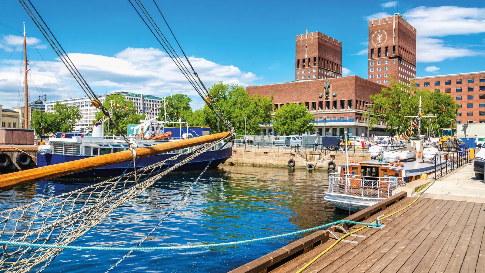 Blick vom Hafen auf das Rathaus von Oslo. (Foto: A.Jedynak - stock.adobe.com)