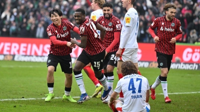 Noel Aseko (2.v.l.) feiert das zweite Tor für Hannover 96. (Foto: Swen Pförtner/dpa)