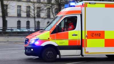In Feuchtwangen ist bei einem Unfall mit einem beteiligten Sanitätsfahrzeug eine 34-Jährige leicht verletzt worden. (Symbolbild: Jim Albright)