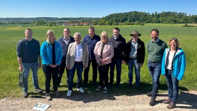 Thomas Härpfer (v.l.), Ulrike Grötsch, Thomas Vogel, Hans Henninger, Reinhold Meyer, Christine Reitelshöfer, Andreas Schalk, Andreas Schurz, Martin Stümpfig und Stefanie Schwarz sind überzeugt vom Vertragsnaturschutzprogramm. (Foto: Landratsamt Ansbach/Fabian Hähnlein)