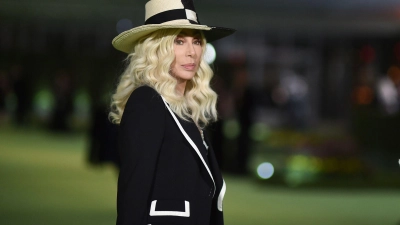 Sängerin Cher und Modedesignerin Donatella Versace haben ein farbenfrohes Projekt gestartet. (Foto: Richard Shotwell/Invision via AP/dpa)