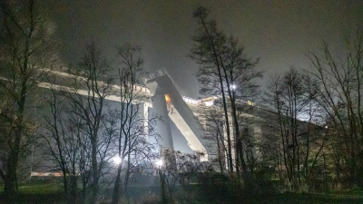 Durch eine Explosion an dem Brückenpfeiler stürzte das Straßenteil ein wie ein Taschenmesser. (Foto: Mirko Fryska)