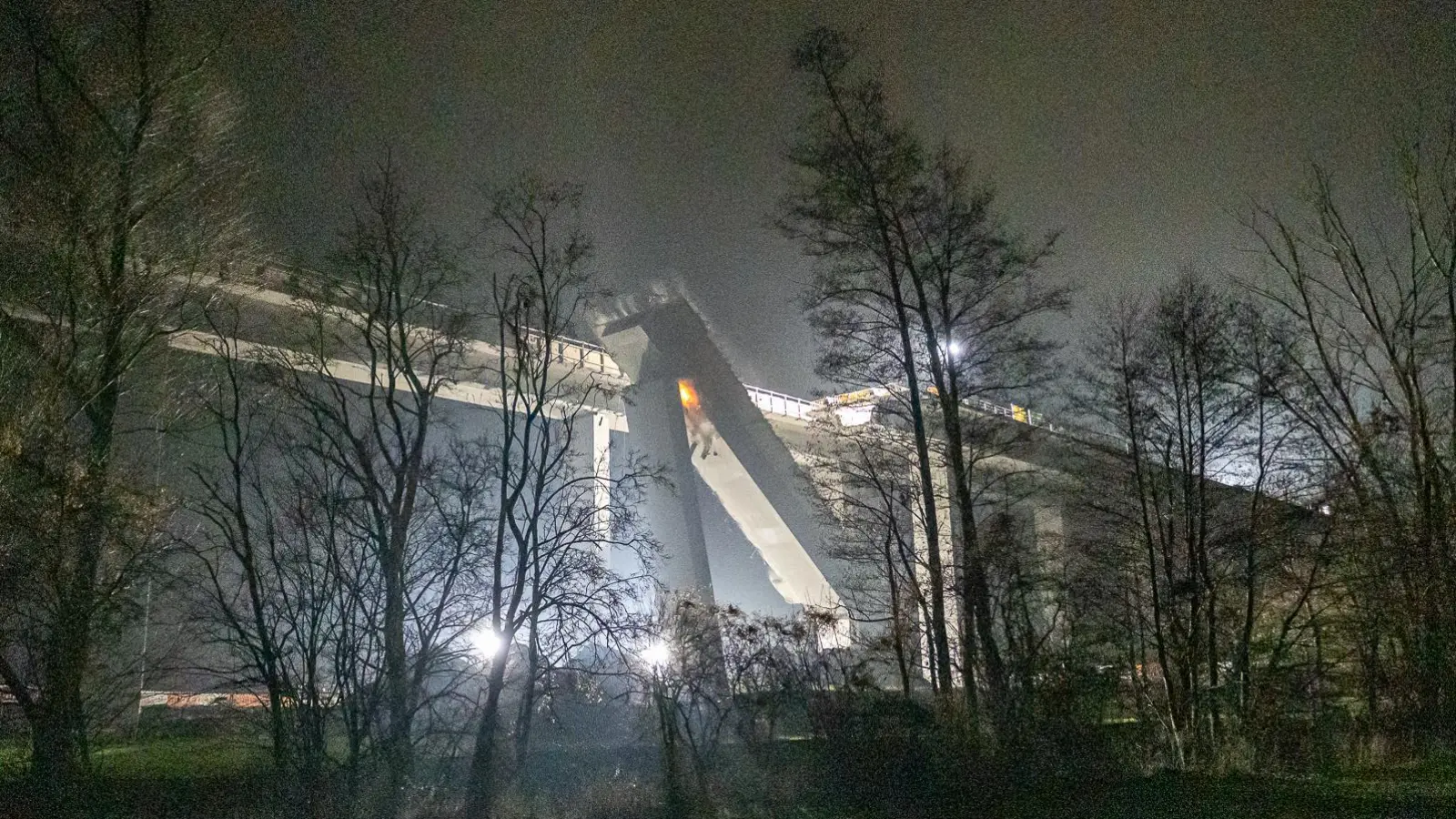 Durch eine Explosion an dem Brückenpfeiler stürzte das Straßenteil ein wie ein Taschenmesser. (Foto: Mirko Fryska)