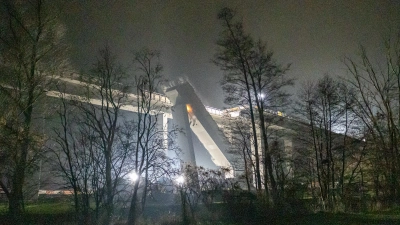 Durch eine Explosion an dem Brückenpfeiler stürzt das Straßenteil ein wie ein Taschenmesser. (Foto: Mirko Fryska)