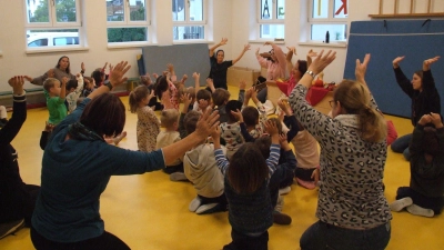 Bewegen wie Blätter im Wind: Zum Auftakt des Musikprojekts „Vier Jahreszeiten” war Christiane Karg mit ihrem Team in den teilnehmenden Feuchtwanger Betreuungseinrichtungen - unser Foto entstand im Kindergarten am Sandweg - zu Gast. (Foto: Jasmin Kiendl  )